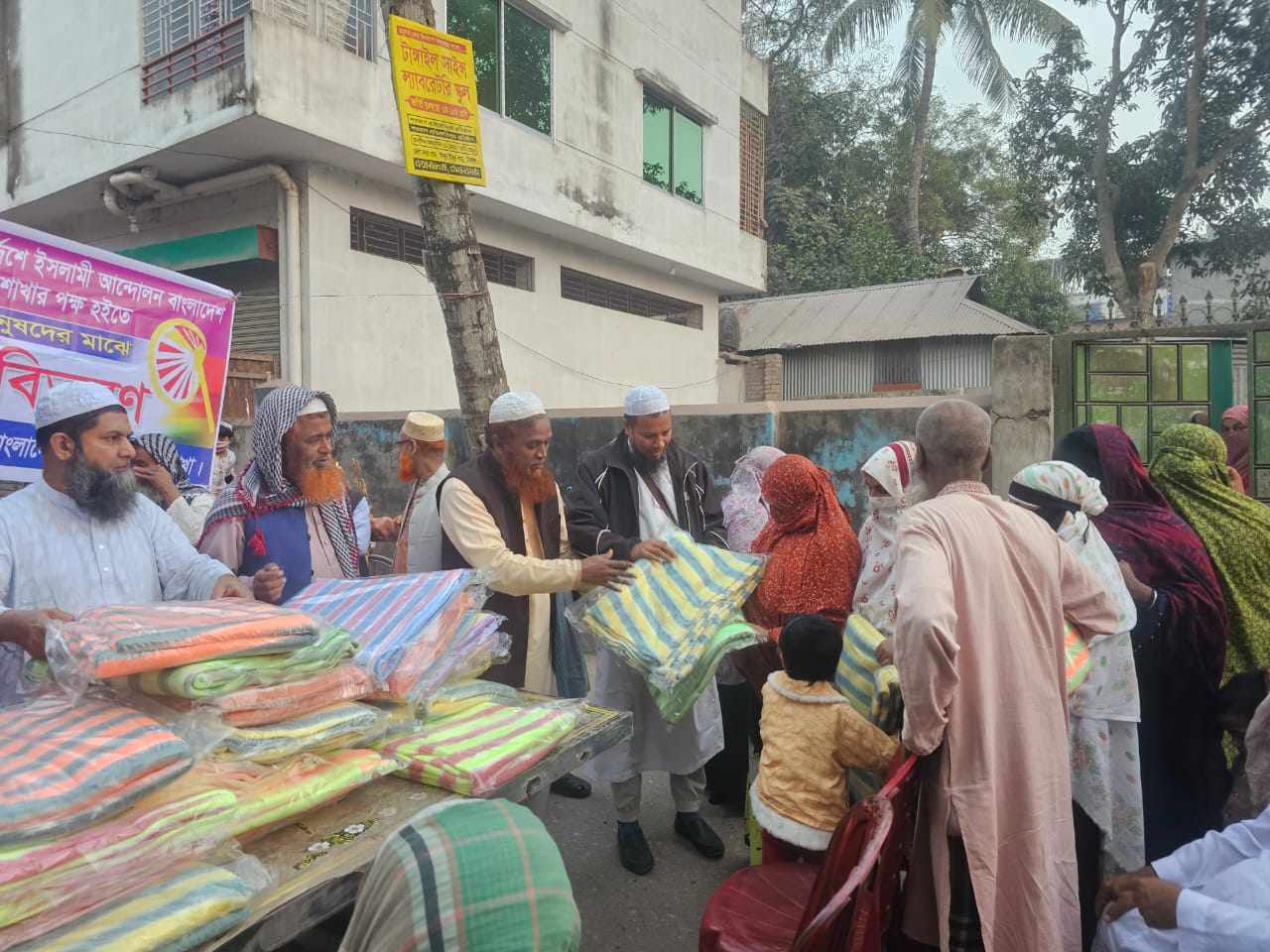 ইসলামী আন্দোলন বাংলাদেশ টাঙ্গাইল জেলা শাখার উদ্যোগে শীতার্থদের মাঝে শীতবস্ত্র বিতরণ