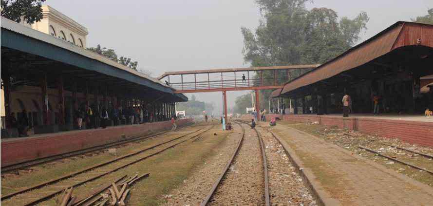 হঠাৎ ট্রেন বন্ধে ভোগান্তিতে যাত্রীরা