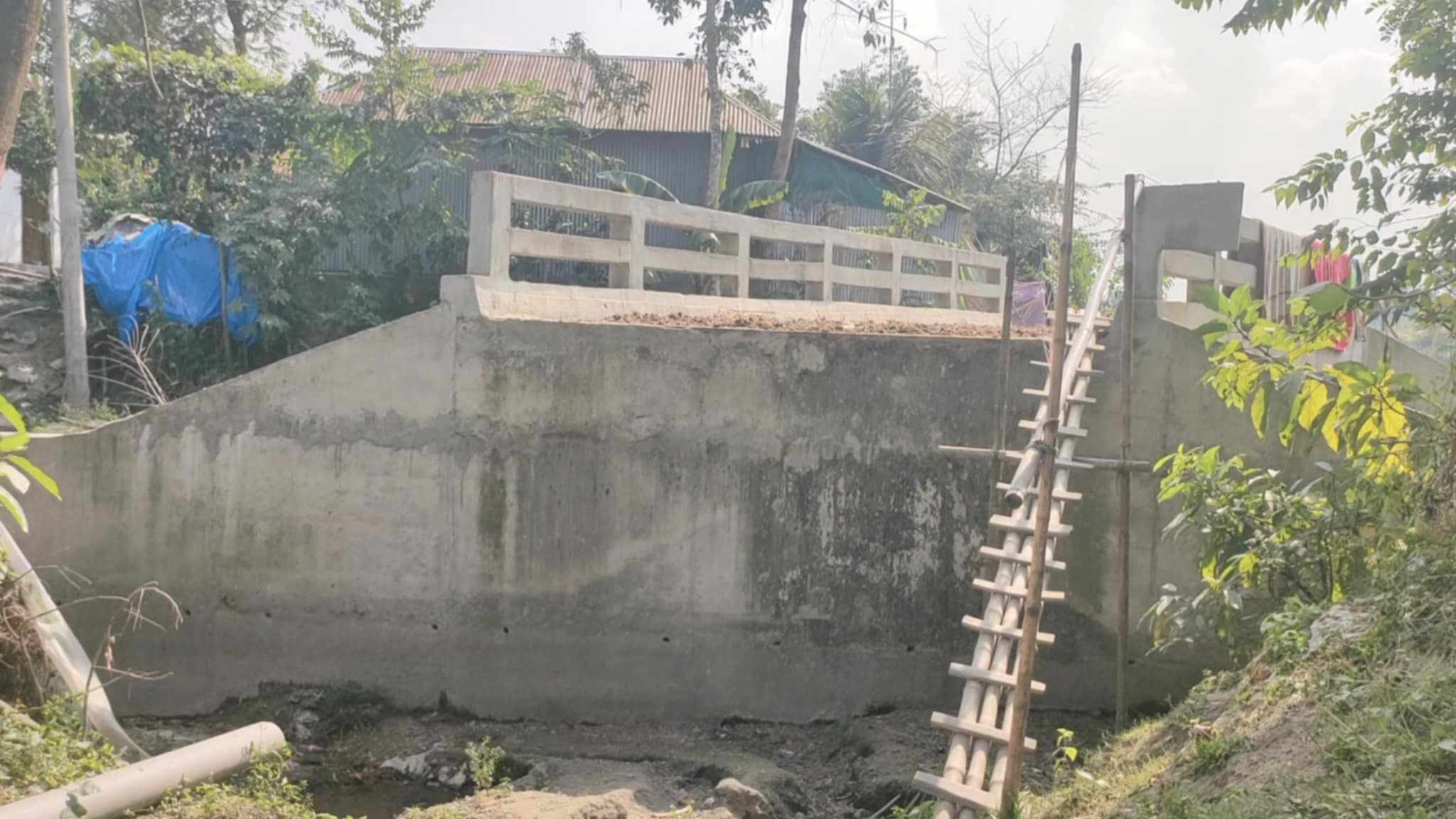 ব্রীজ আছে, সড়ক নেই ;স্কুল কলেজে পড়ুয়া শিক্ষার্থীসহ ভোগান্তি এলাকার হাজারো মানুষ