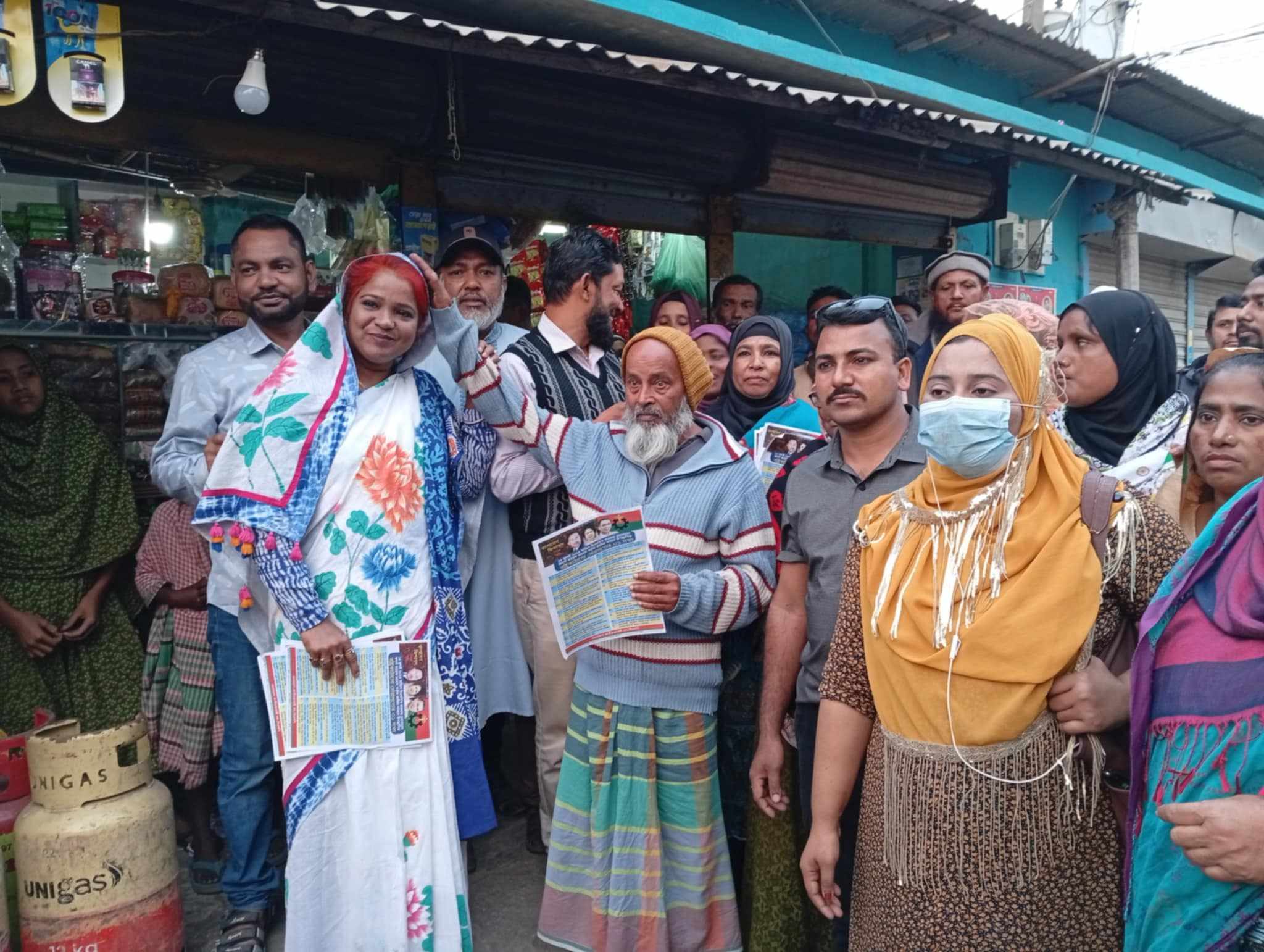 রাষ্ট্রকাঠামো মেরামতের ৩১ দফা বাস্তবায়ণে আড়াইহাজারে পারভীনের আক্তারের লিফলেট বিতরণ