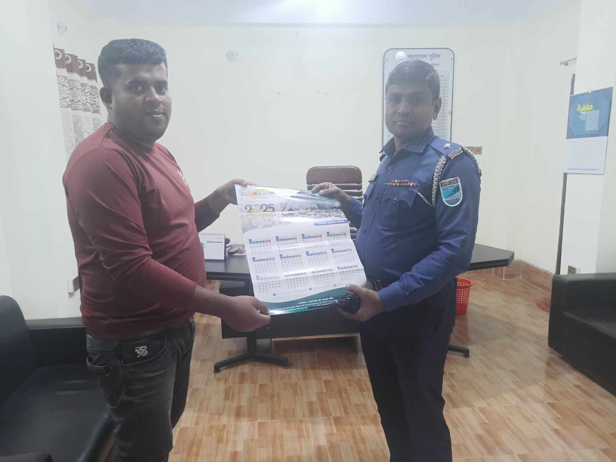 বাংলা এক্সপ্রেসের পত্রিকার পক্ষ থেকে পত্রিকার ক্যালেন্ডার চরভদ্রাসন থানার অফিসার ইনচার্জ কে তুলে দেন ফরিদপুর জেলা প্রতিনিধি 