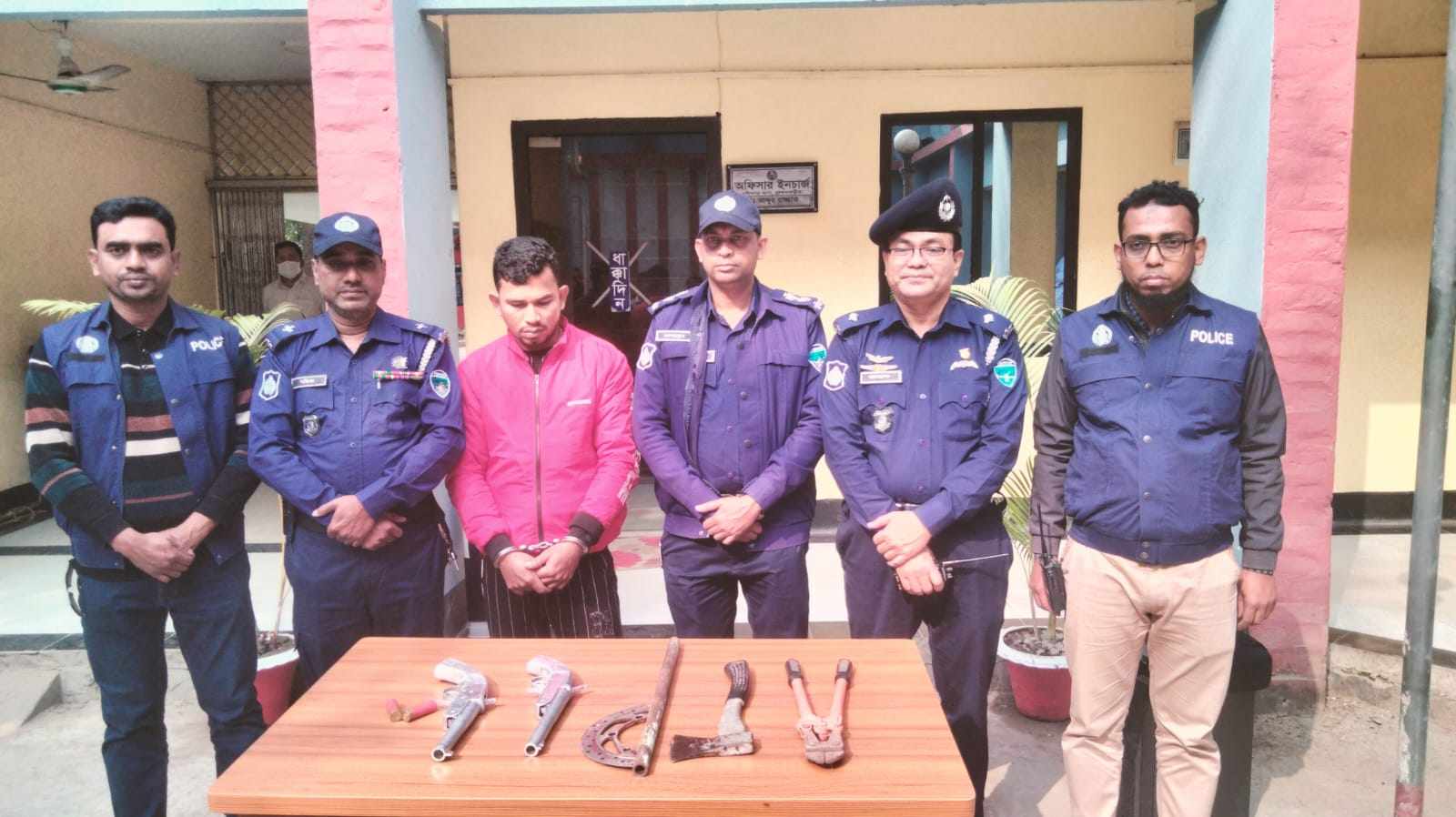 নবীনগরে বিদ্যালয়ের চুরি যাওয়া মালামাল ও দুইটি দেশীয় বন্ধুকসহ গ্রেপ্তার-১