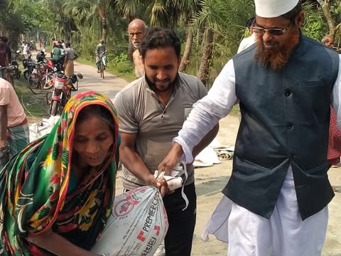 বিল রক্ষাবেড়ী বাধ ভেঙ্গে  বরোধান তুলিয়ে গেছে পানির তলে ঘটনা টি ঘটেছে মনিরামপুর উপজেলার হরিনা বিলে।