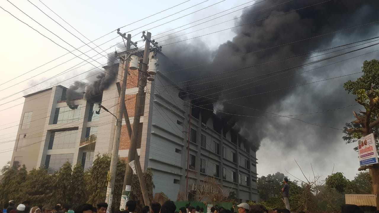 বোয়ালখালীতে জ্যাকেট ফ্যাক্টরিতে আগুন, ১ঘন্টায় নিয়ন্ত্রনে