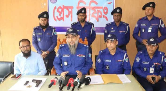 নড়াইলের লোহাগাড়া থানার  ওসি আশিকুর রহমানের এর নেতৃত্বে অভিযান অস্ত্র   গুলি ও ম্যাগাজিন সহ দুইজন গ্রেফতার