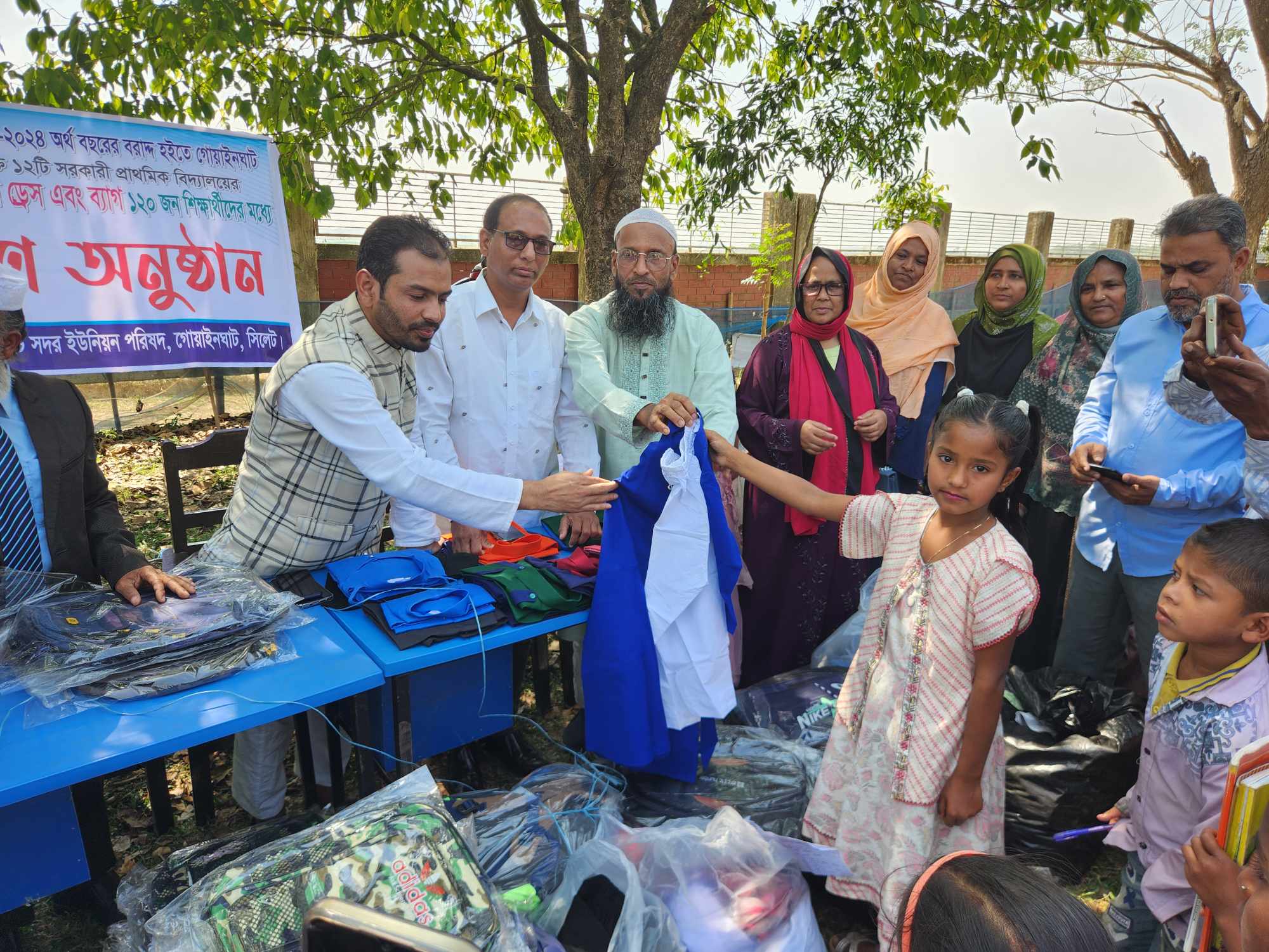 গোয়াইনঘাটে কোমলমতি শিক্ষার্থীদের মধ্যে স্কুল ড্রেস ও ব্যাগ বিতরণ!!