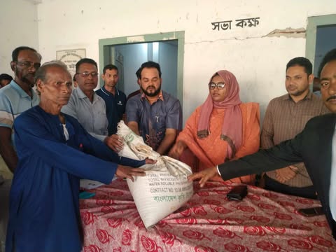 মনিরামপুরে বিল  রক্ষা বেরিবাদ ভেঙ্গে বরো ফসল নষ্ট হওয়া ৫৭০ জন কৃষকদের মাঝে চাউল বিতরণ করেন উপজেলা নির্বাহী কর্মকর্তা  নিশাত তামান্না।