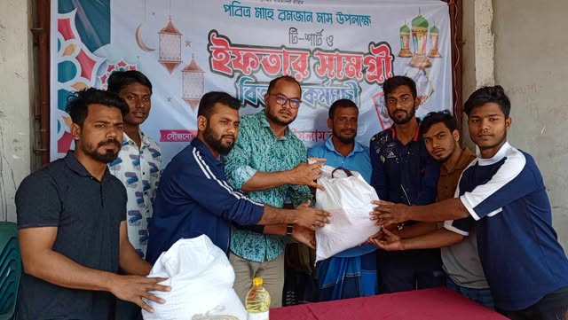 রফিকুল ইসলাম রনির অর্থায়নে  কচুয়ায় অসহায় পরিবারের মাঝে ইফতার সামগ্রী বিতরণ