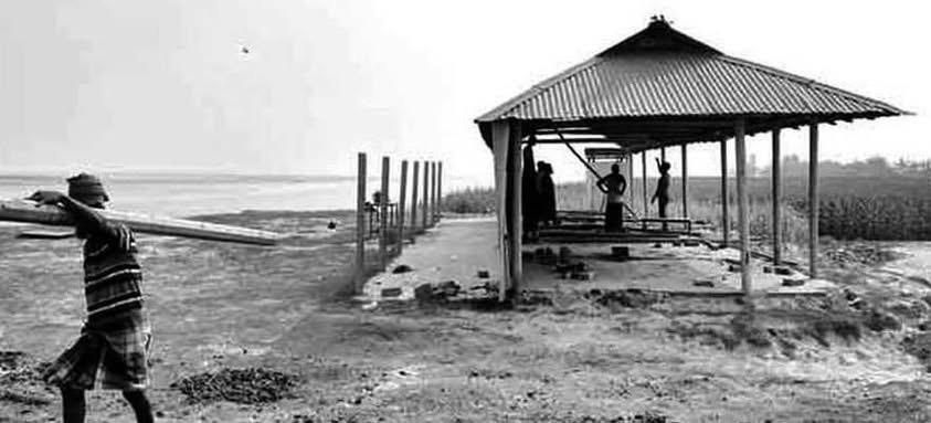 যমুনার কড়াল গ্রাসে প্রাথমিক বিদ্যালয় অনিশ্চিত ৩’শ শিক্ষার্থীদের পড়ালেখা