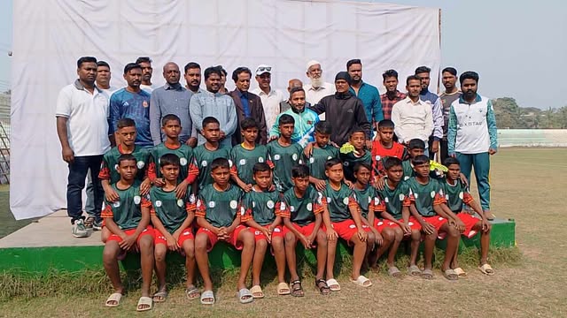 রাজশাহীতে আন্ত:জেলা ফুটবল টুনামেন্টে জার্সি বিতরণ