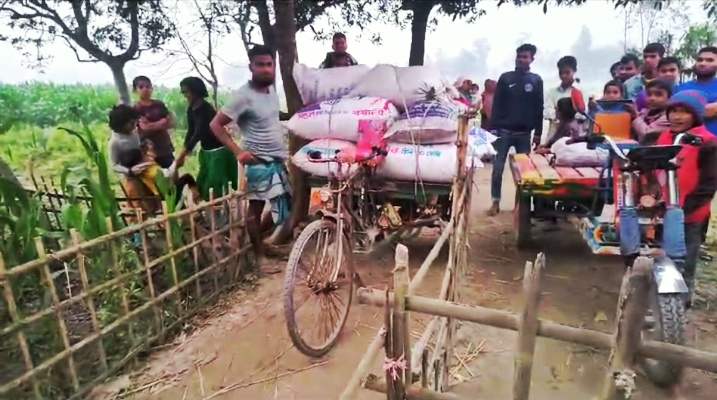 রাস্তায় বেড়া ও বাঁশ পুতে রাখায়, দুর্ভোগে শতাধিক পরিবার