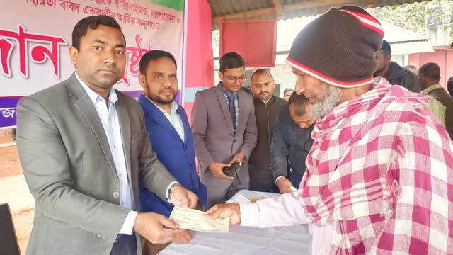 রাণীশংকৈলে  বিভিন্ন জটিল রোগে আক্রান্তদের মাঝে চেক বিতরণ