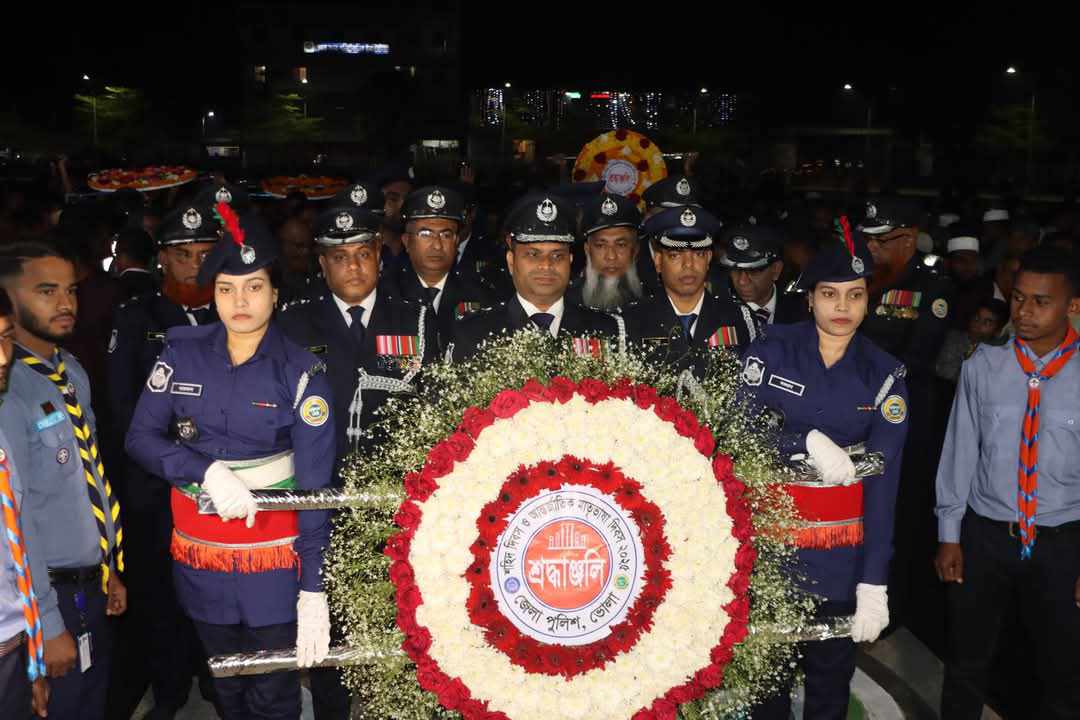 একুশে ফেব্রুয়ারির প্রথম প্রহরে ভাষা শহীদদের প্রতি ভোলা জেলা পুলিশ সুপারের শ্রদ্ধা নিবেদন