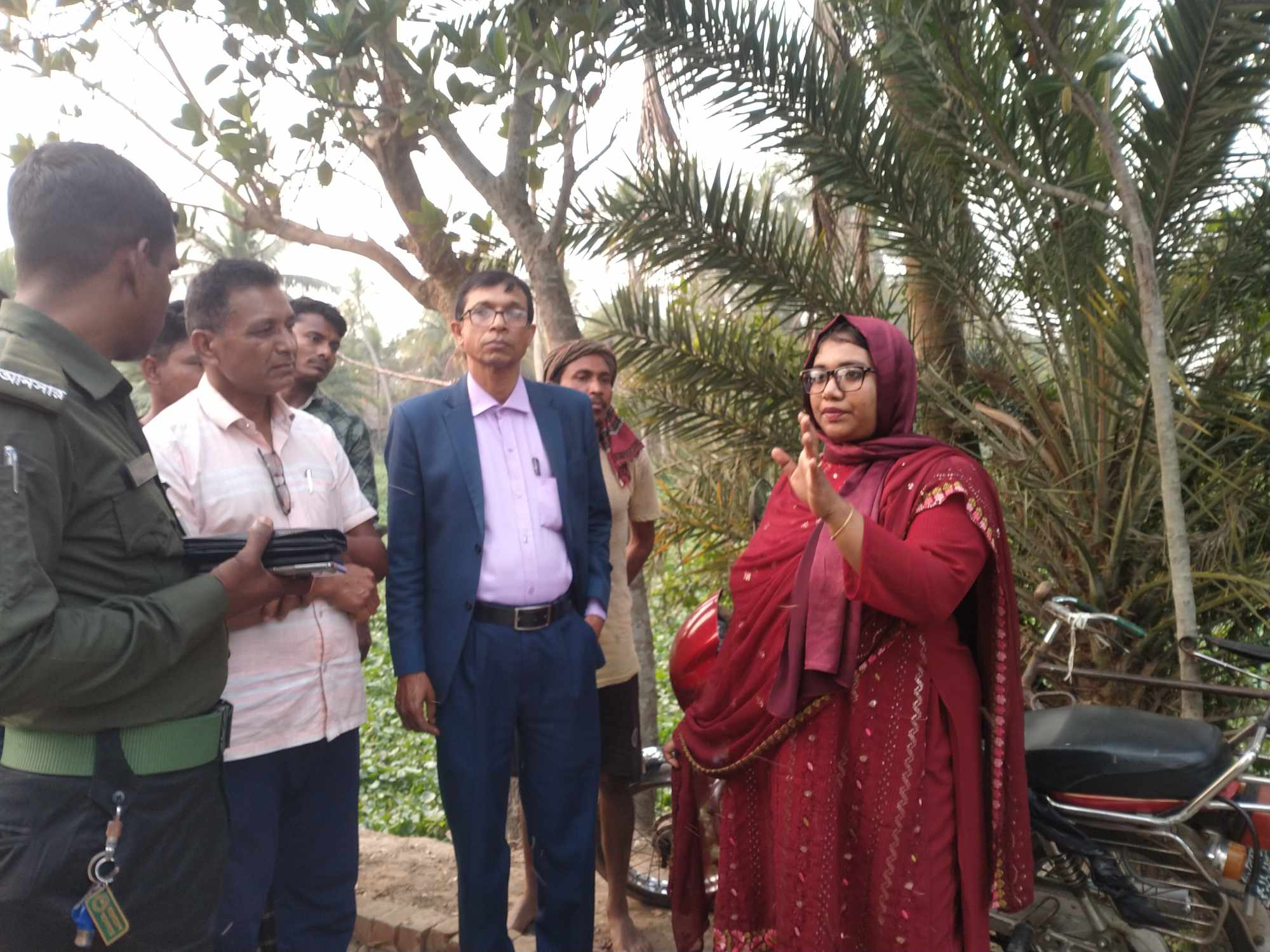 মনিরামপুর হরিণা বিল রক্ষা বেড়িবাদ পরিদর্শনে থানা নির্বাহী কর্মকর্তা নিশাত তামান্না