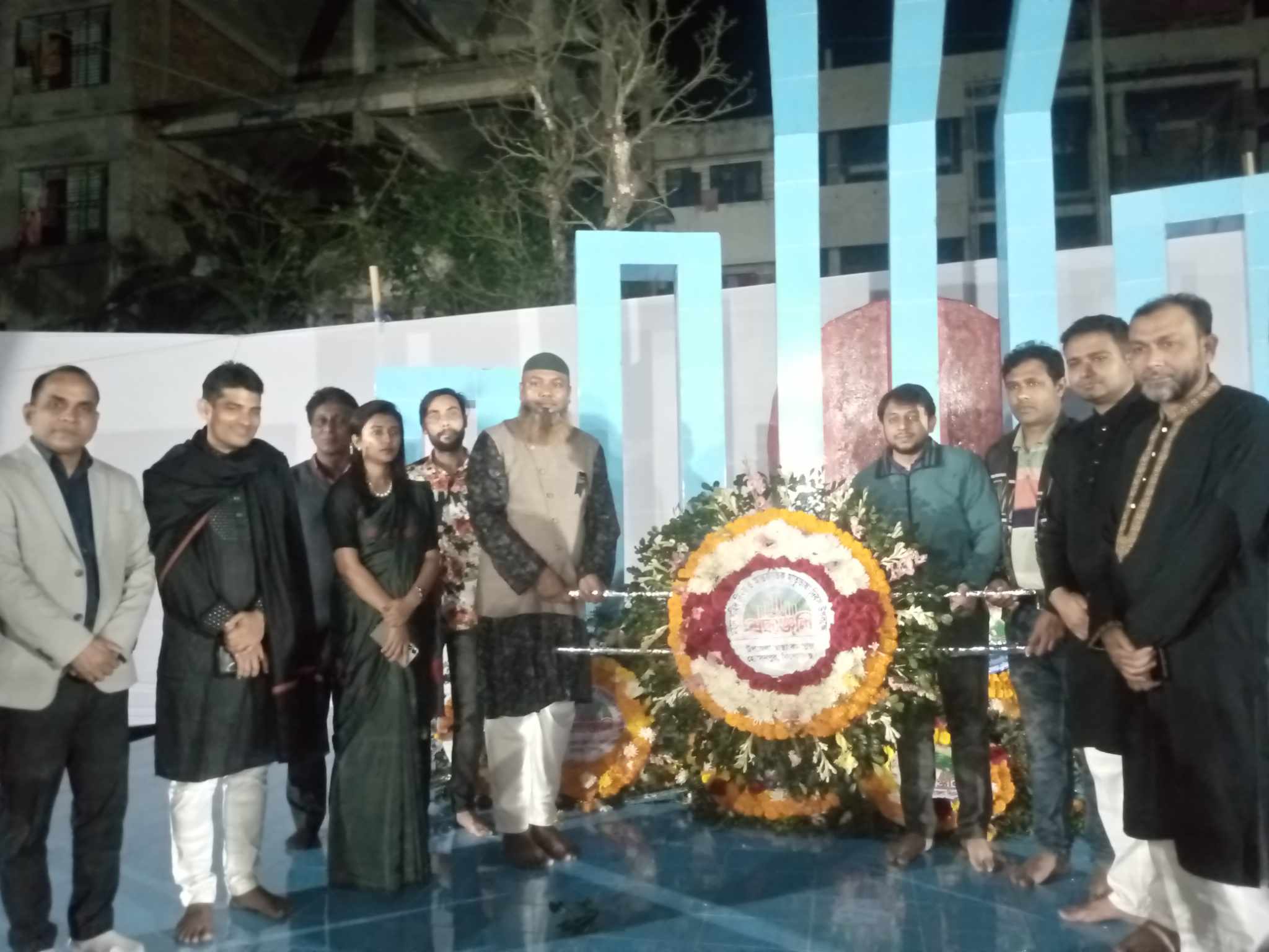 হোসেনপুর উপজেলা প্রশাসনের উদোগে একুশের প্রথম প্রহরে শহীদ মিনারে শ্রদ্ধা নিবেদন