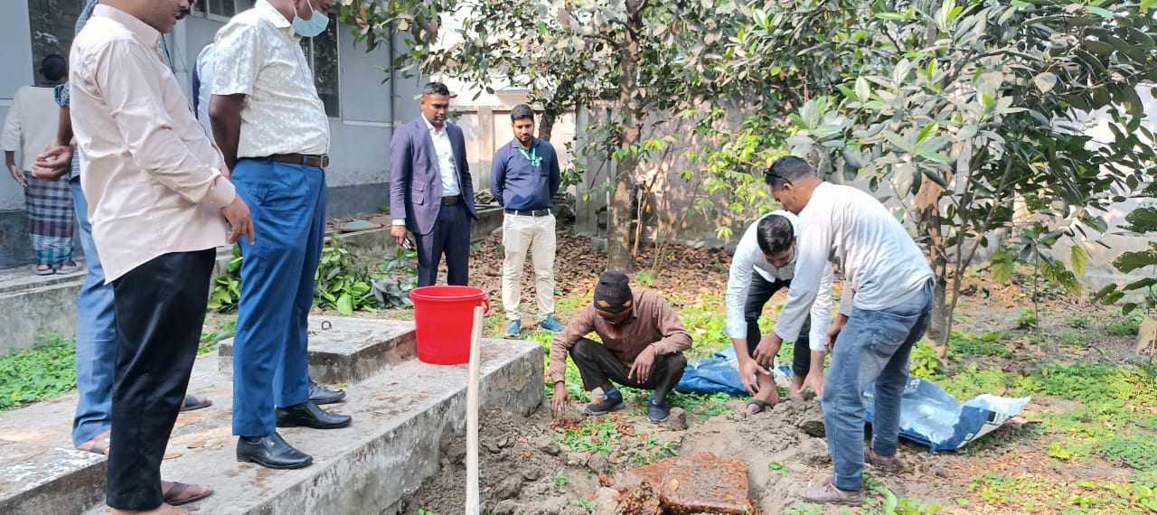 বোয়ালমারীতে মেয়াদোত্তীর্ণ জব্দকৃত খেজুর মাটিতে পুতে ধ্বংস 