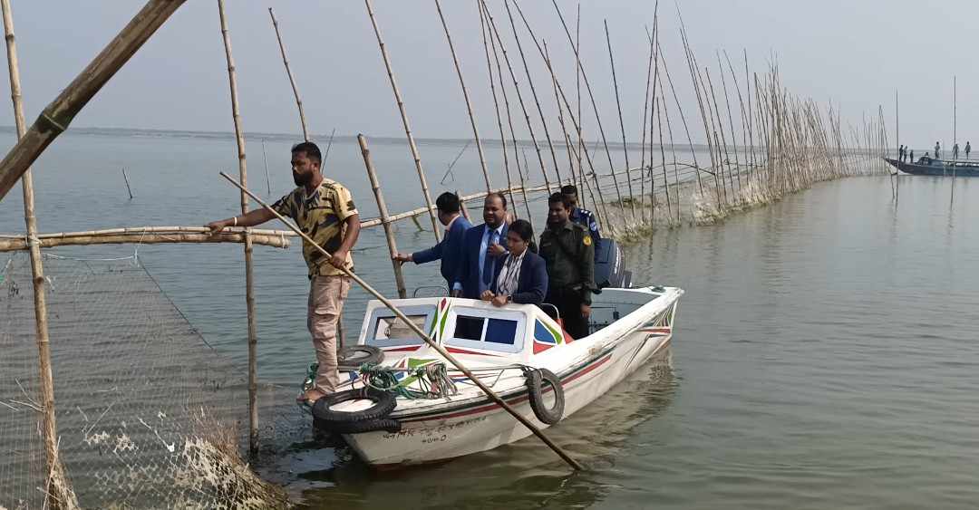 চরভদ্রাসন  মাথাভাঙ্গা গ্রামের পদ্মা নদীতে জাটকা ইলিশ আটকের জন্য গড়া আড়াআড়ি বাঁধটি  অপসারন করলো প্রশাসন