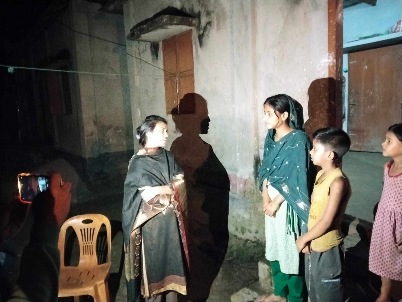 হোসেনপুরে নিহত শিক্ষার্থীর পরিবারের পাশে ইউএনও