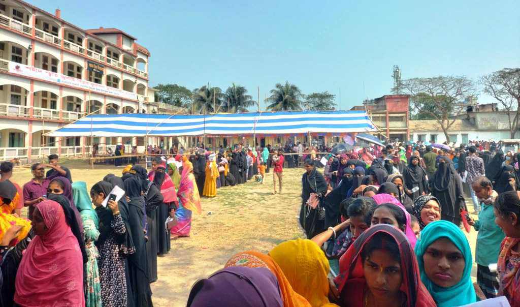 কচুয়ায় নতুন ভোটারদের ছবি তোলার কার্যক্রম শুরু