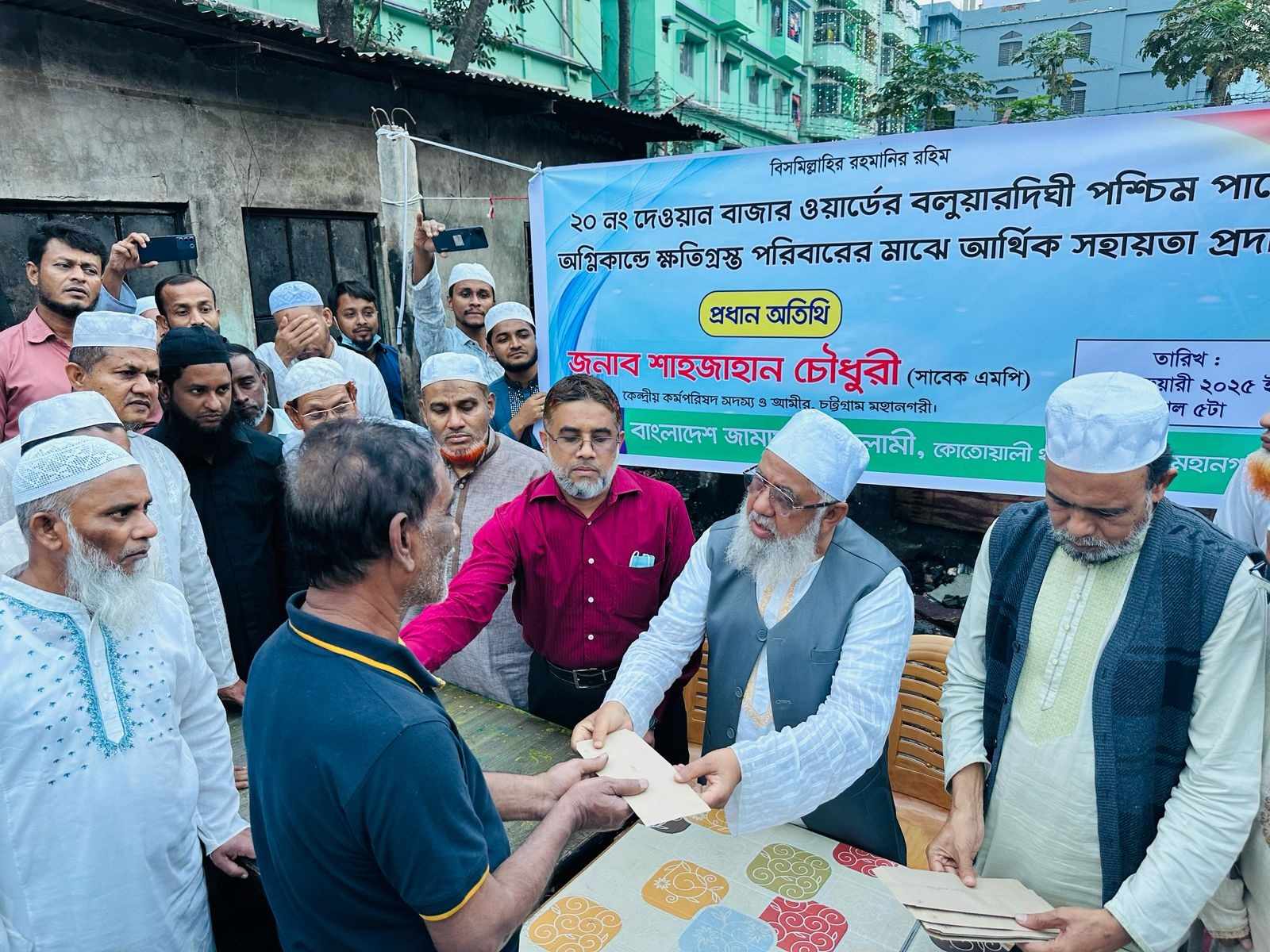 ক্ষতিগ্রস্ত মানুষের পাশে দাঁড়ানো সবার নৈতিক দায়িত্ব