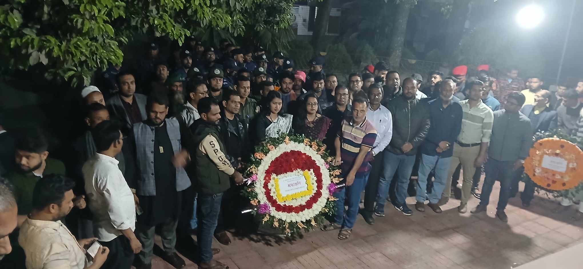 চরভদ্রাসনে ২১শে ফেব্রুয়ারি উপলক্ষে উপজেলা শহীদ মিনারে প্রথম প্রহরে যথাযোগ্য মর্যাদায় ফুলেল মাল্যদান 