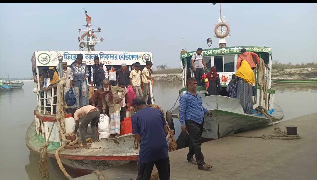 চরভদ্রাসন লঞ্চে ১০০ টাকা করে নেওয়া হচ্ছে বলে অভিযোগ 