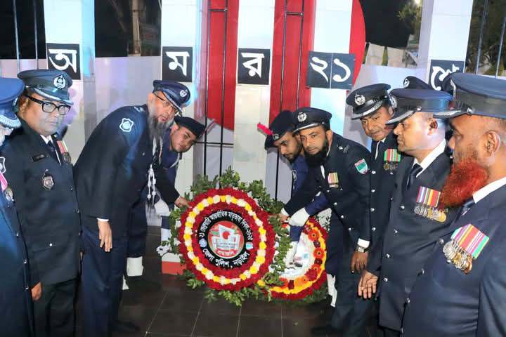 নড়াইলে শহীদদের বেদীতে পুষ্পস্তবক অর্পণ করেন এসপি কাজী এহসানুল কবীর