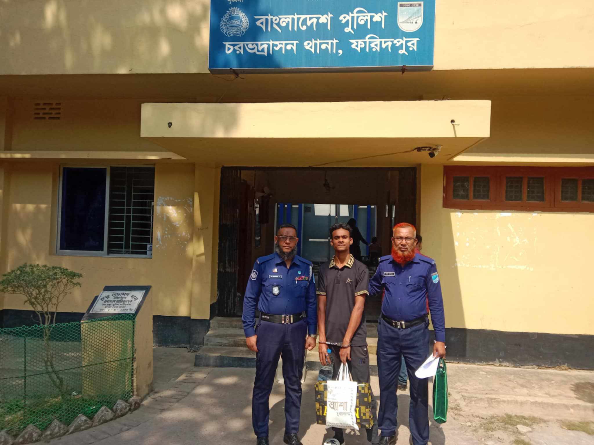 চরভদ্রাসন রোকনউদ্দিন   সরকারি বালিকা উচ্চ বিদ্যালয়ে চুরির ঘটনার মূলহুতা গ্রেফতার 