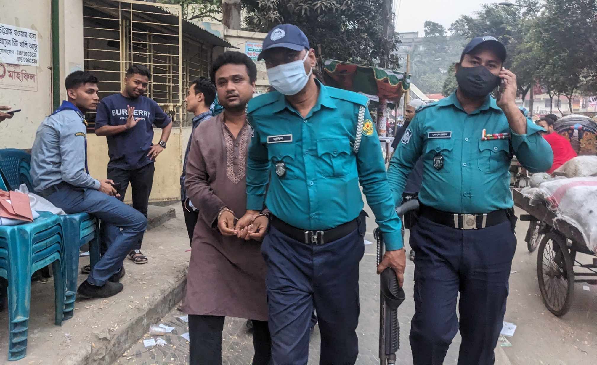 জবিতে ‘জয় বাংলা’ লেখার সময় নিষিদ্ধ সংগঠন ছাত্রলীগ কর্মী আটক