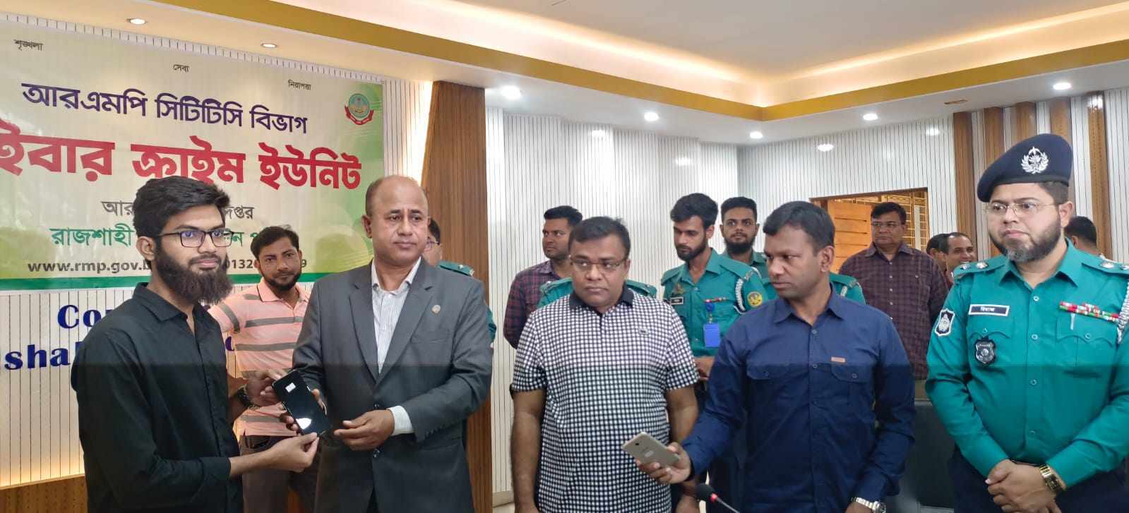 আবারো হারানো ৪৯ টি ফোন উদ্ধার করে মালিকদের দিলেন পুলিশ কমিশনার