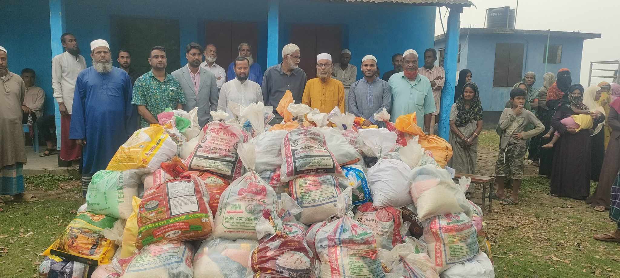 নন্দিরগাওঁ ইউনিয়নে আড়াই শতাধিক পরিবারে ঈদ সামগ্রী ও নগদ অর্থ বিতরণকালে হাকিম চৌধুরী  অসহায় মানুষের পাশে দাড়ানো ঈমানী দায়িত্ব