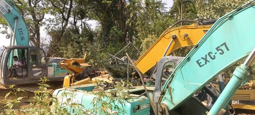 জাফলংয়ে টাস্কফোর্সের অভিযান: ৪টি এক্সেভেটরসহ ২০টি শেলু মেশিন ধ্বংস!