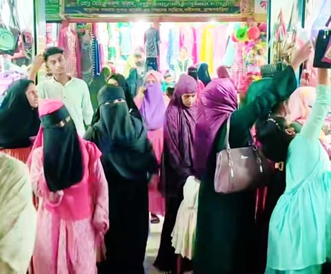 ব্রাহ্মণবাড়িয়া নবীনগরে ঈদের বাজারে জমে উঠেছে কেনাকাটা