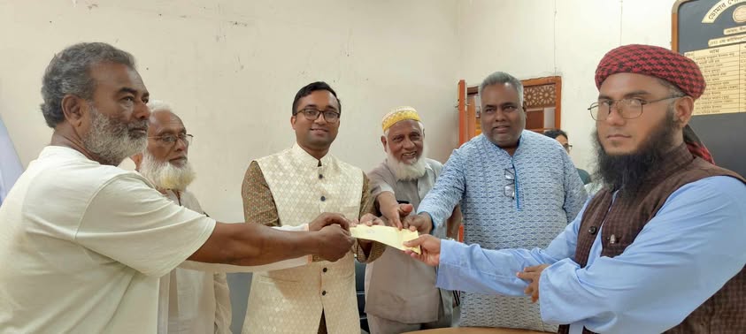 ডোমারে পবিত্র ঈদুল ফিতর উপলক্ষে  ইমাম ও মুয়াজ্জিনদের সম্মানিভাতা প্রদান