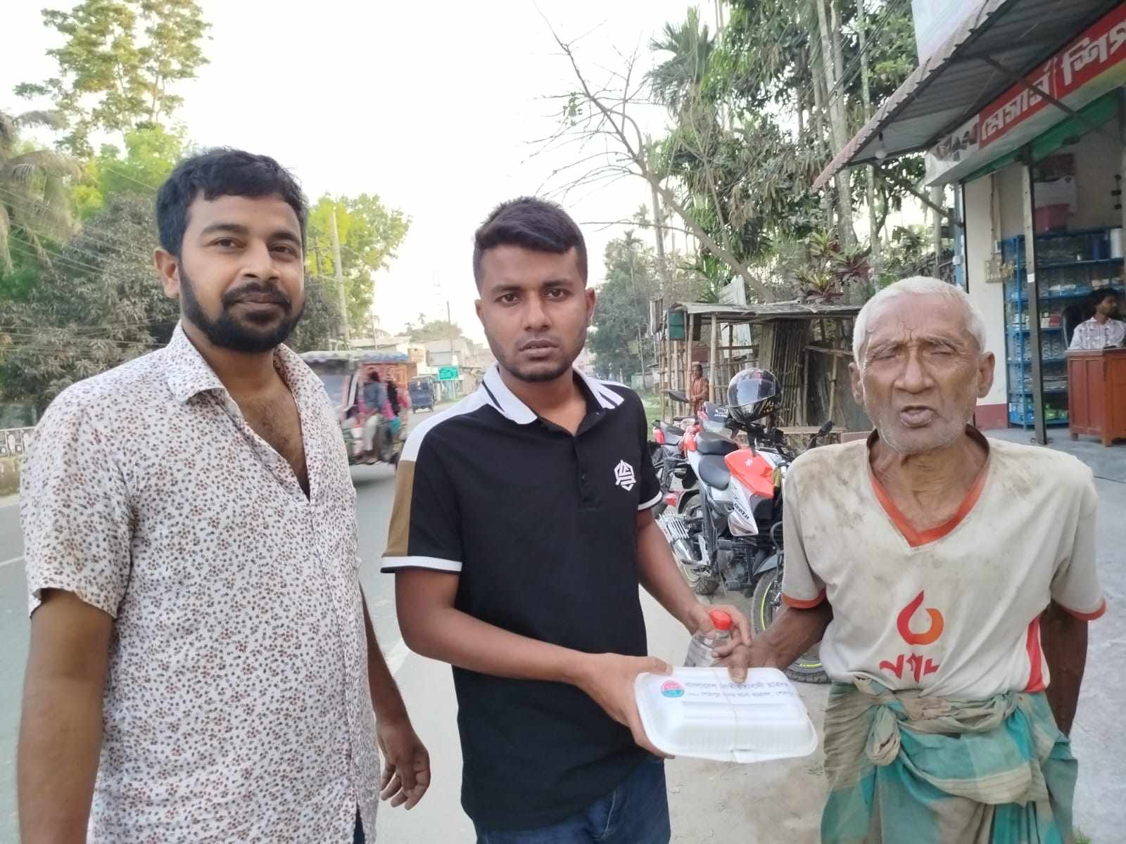 শেরপুরে পথচারীদের মাঝে ইফতার বিতরণ করেছে উপজেলা ছাত্রদলের আহ্বায়ক মুরাদ