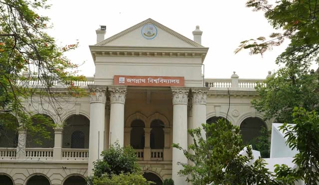 আহত শিক্ষার্থীর পাশে থাকতে চাইলেও নীরব জবি প্রশাসন