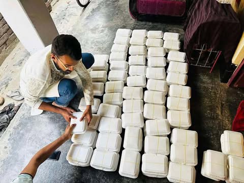 সেচ্ছাসেবী সংগঠন ভলেন্টিয়ার অফ রাজশাহী গ্রুপ থেকে ইফতার বিতরণ