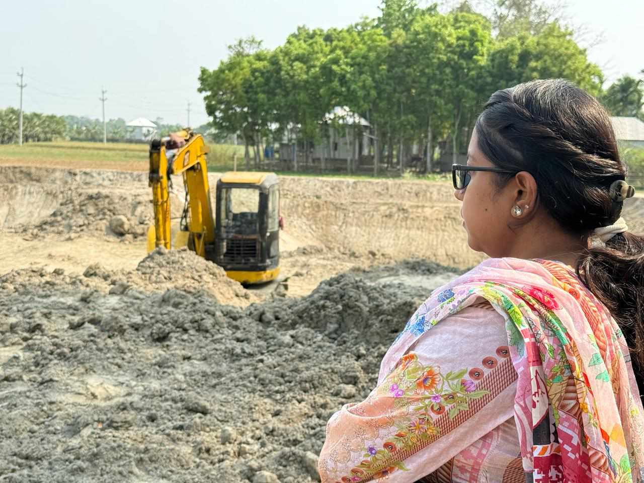 ফরিদপুরে চরভদ্রাসনে ভ্রাম্যমান আদালতে অবৈধভাবে বেকু দিয়ে মাটি কাটার  দায়ে ২৫ হাজার টাকা জরিমানা