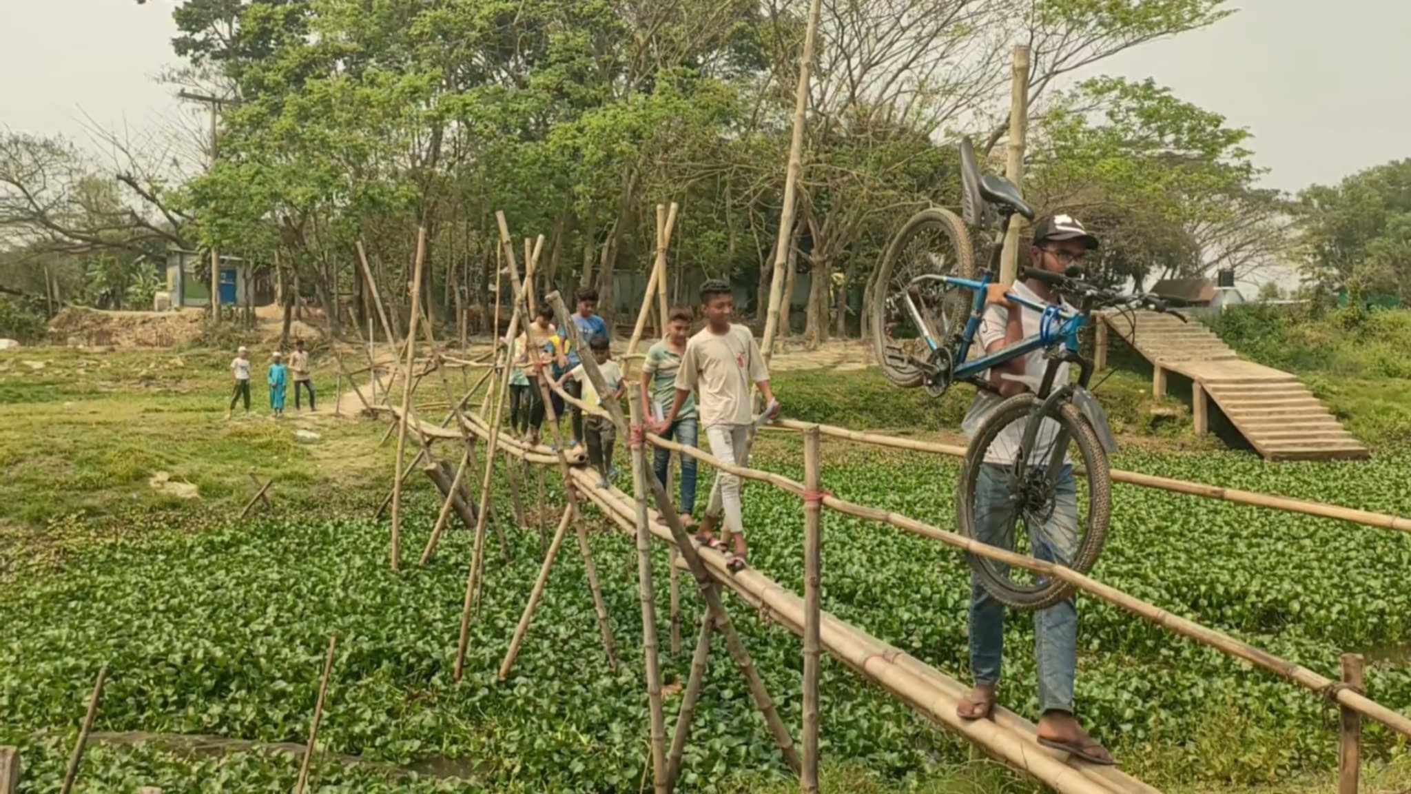 সেতুর কাজ ফেলে লাপাত্তা ঠিকাদার; ভোগান্তিতে অর্ধলক্ষ মানুষ