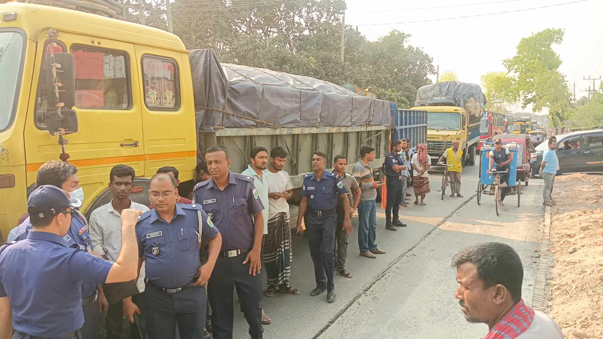 দূরপাল্লার বাস থামিয়ে চাঁদাবাজি, প্রতিবাদে মহাসড়ক অবরোধ