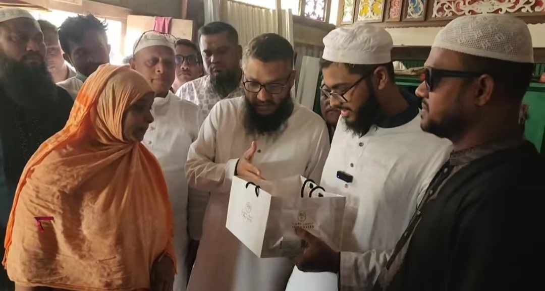 ৭ শহীদ পরিবারে রমজানের উপহার পাঠালেন সাবেক মন্ত্রী কায়কোবাদ