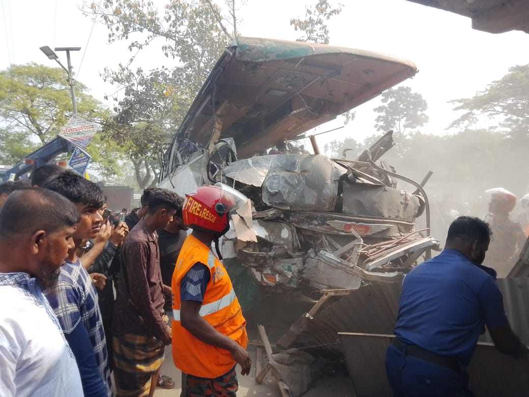 মণিরামপুরে পরিবহন নিয়ন্ত্রণ হারিয়ে ডুকে গেছে দোকানে আহত,১০