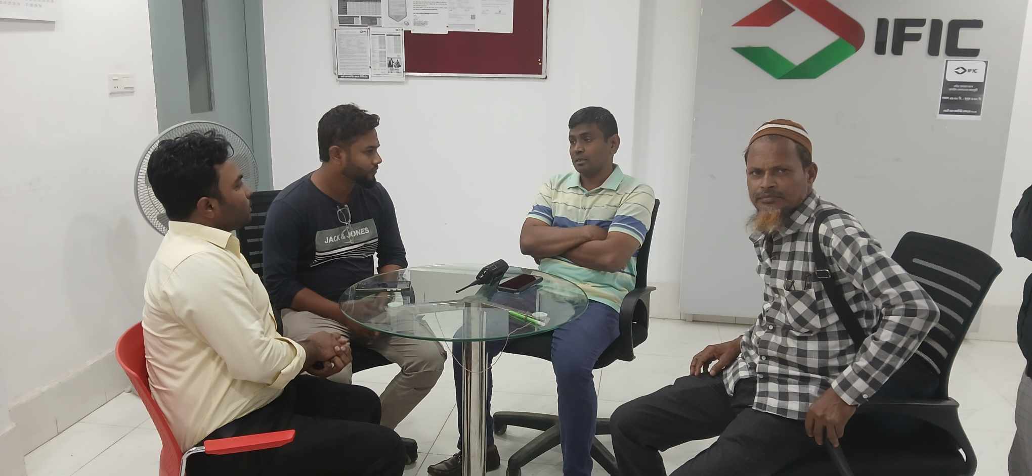 চরভদ্রাসন থানার অফিসার্স ইনচার্জ রজিউল্লাহ  হাজিগঞ্জ বাজারে বিভিন্ন ব্যাংকে নিরাপত্তা জোরদারে তদারকি