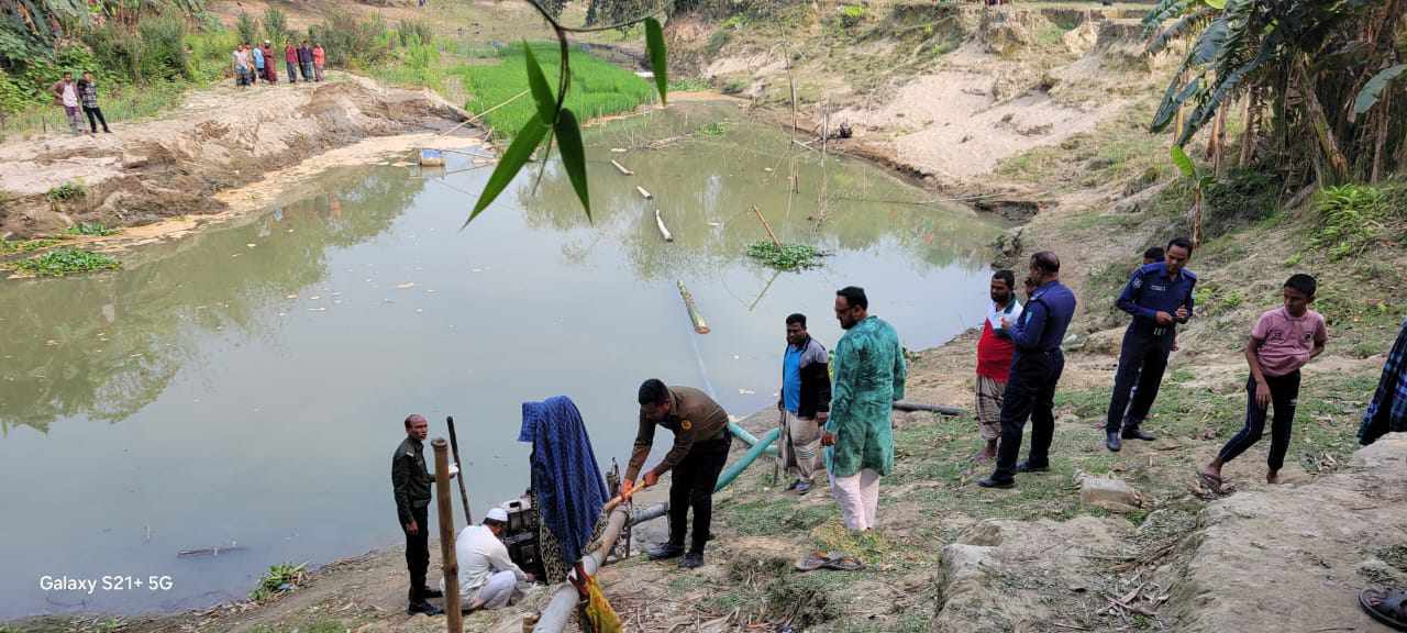 ভূরুঙ্গামারীতে নদী থেকে বালু উত্তোলনের দায়ে দুটি ড্রেজার মেশিন ধ্বংস করলেন ইউএনও