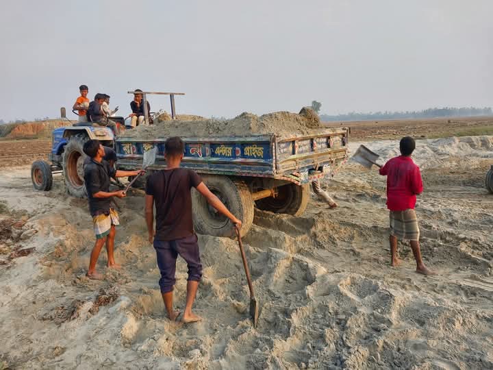 পলাশবা‌ড়ি‌তে ৩ ফসলী জ‌মি থে‌কে অ‌বৈধভা‌বে বালু উ‌ত্তোলন কর‌ছেন সুমন সুজন দুইভাই