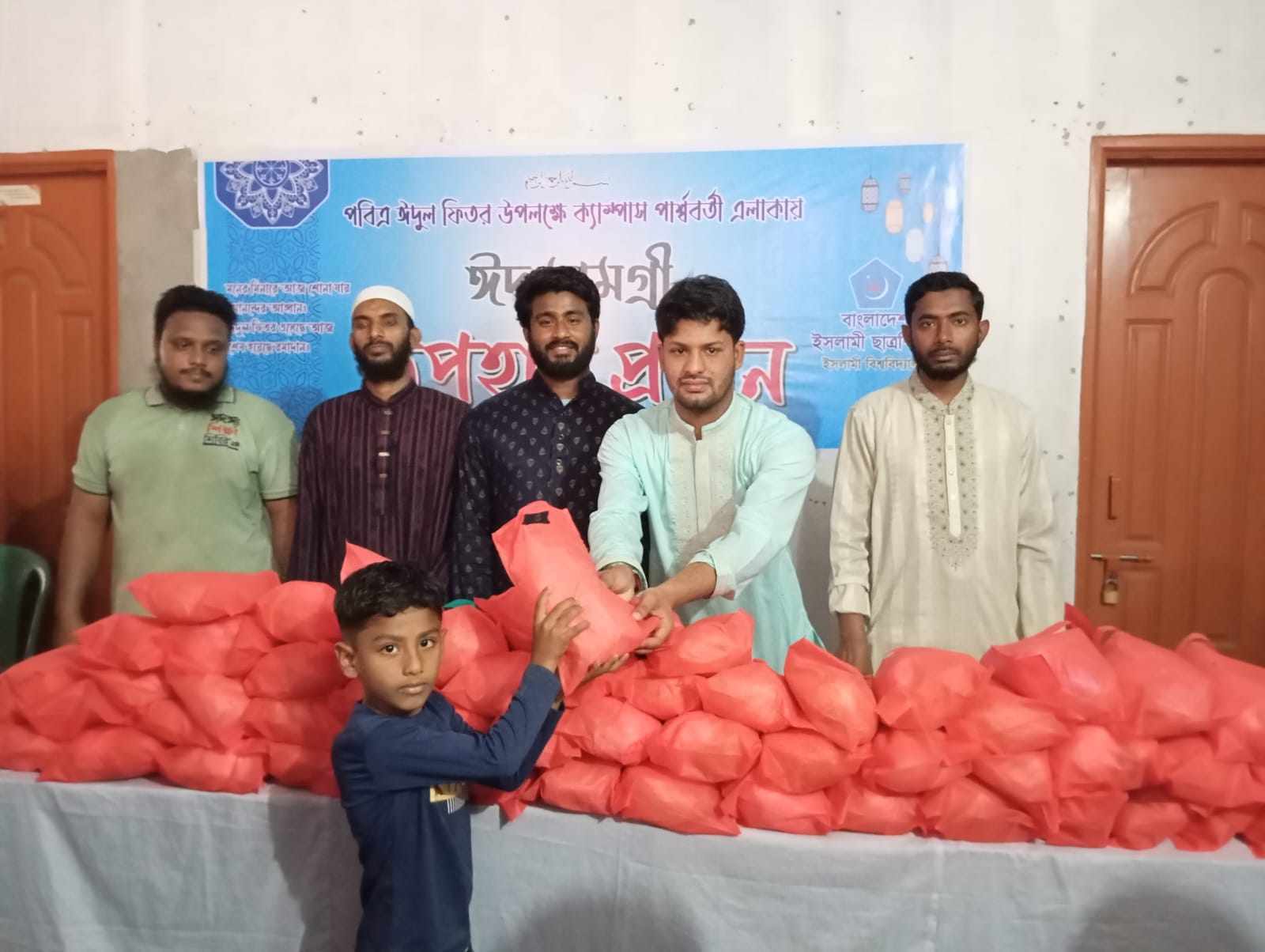 ইবি শিবিরের উদ্যোগে ক্যাম্পাস পার্শ্ববর্তী এলাকায় ঈদ উপহার বিতরণ