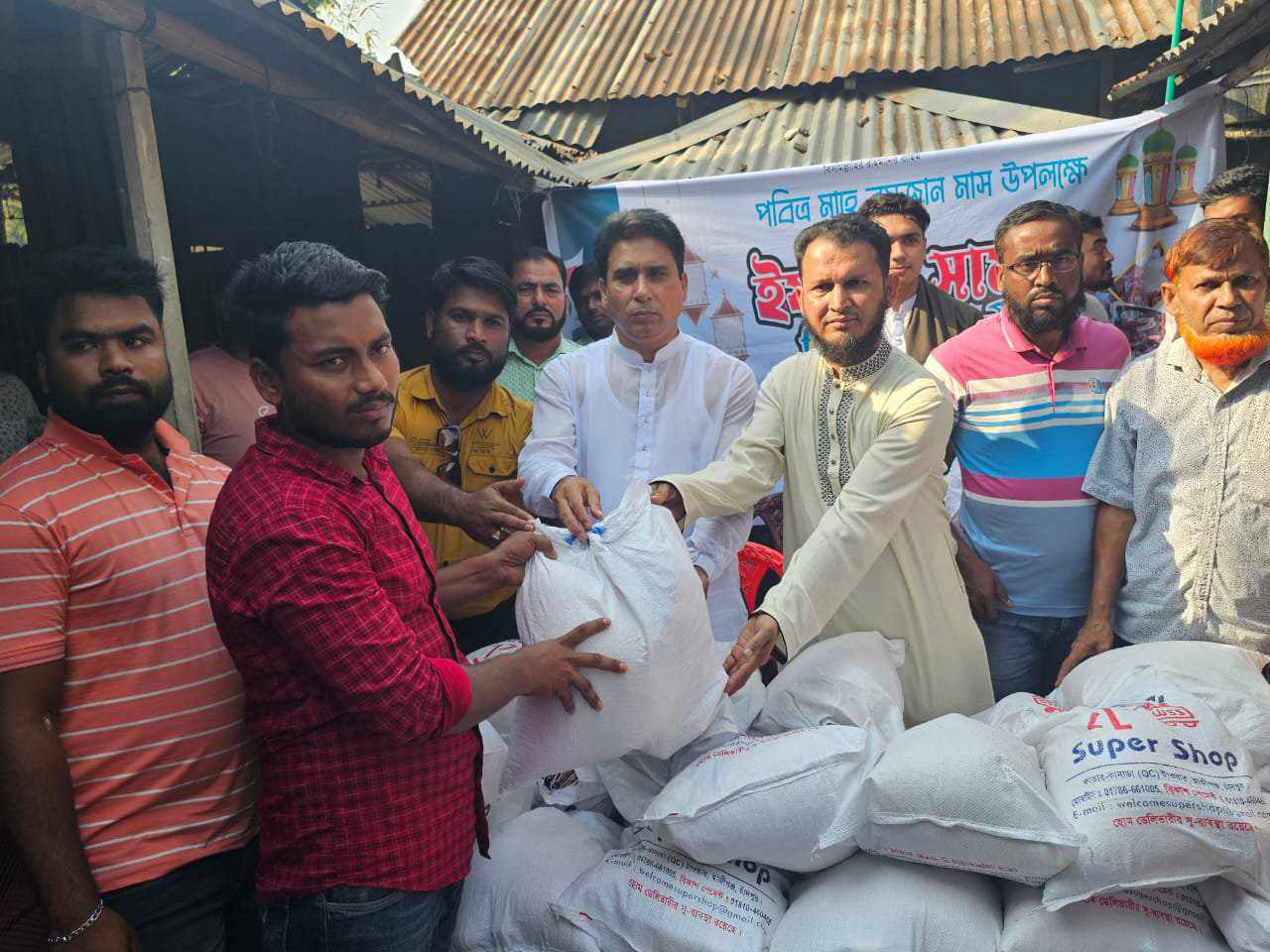 ৩ নং বিতারা ইউনিয়নে রফিকুল ইসলাম রনির উদ্যোগে ইফতার সামগ্রী বিতরন