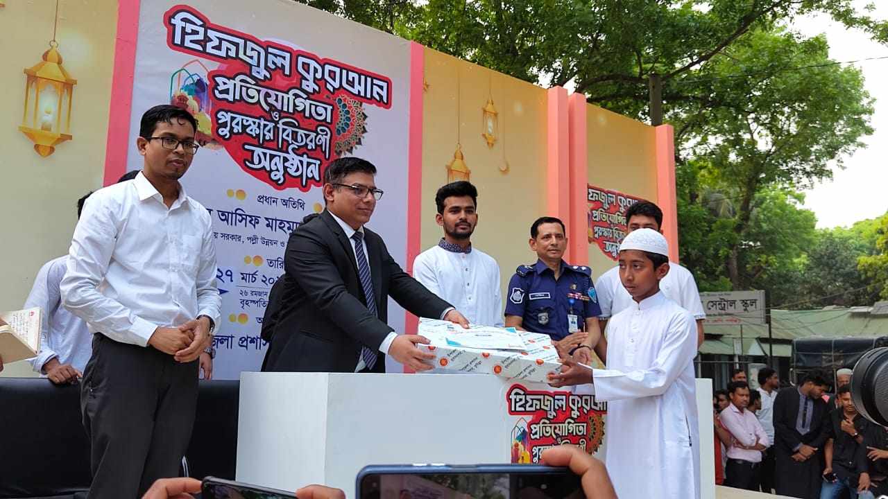 মুরাদনগরে হিফজুল কুরআন প্রতিযোগিতায় প্রধান অতিথি স্থানীয় সরকার উপদেষ্টা আসিফ মাহমুদ