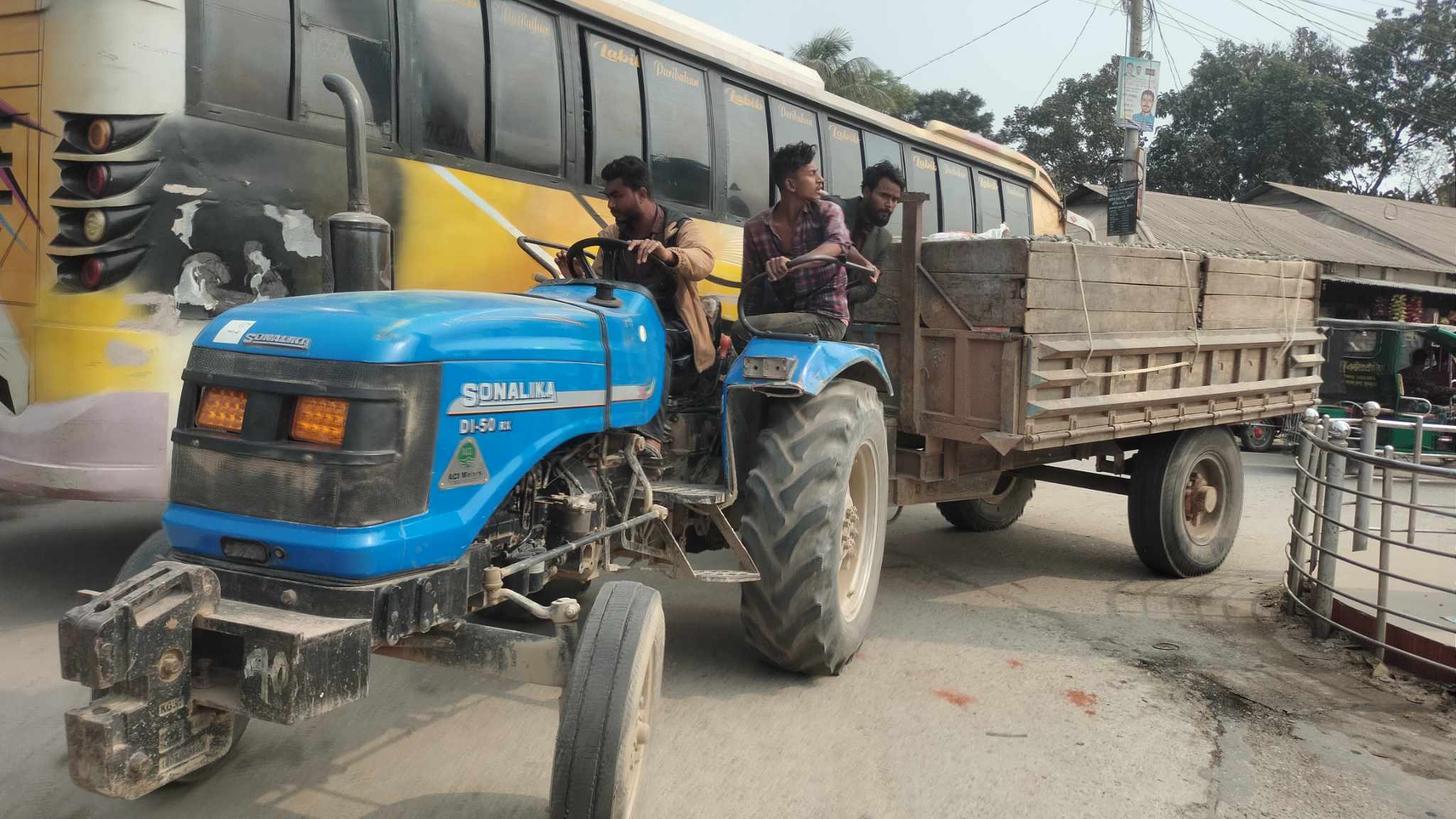 ভূরুঙ্গামারীতে সব সড়কে দাপিয়ে বেড়াচ্ছে  অবৈধ যানবাহন 