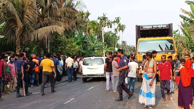 নড়াইলের লোহাগড়ায় সিএনজি ও কাভার্ডভ্যানের মুখোমুখি সংঘর্ষে চালক নিহত